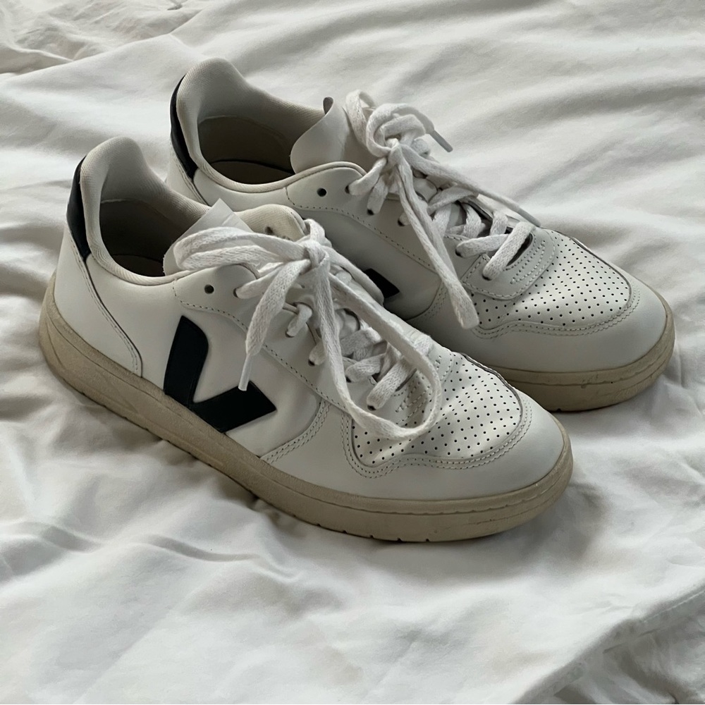 Vera V-10 Low Top Sneakers